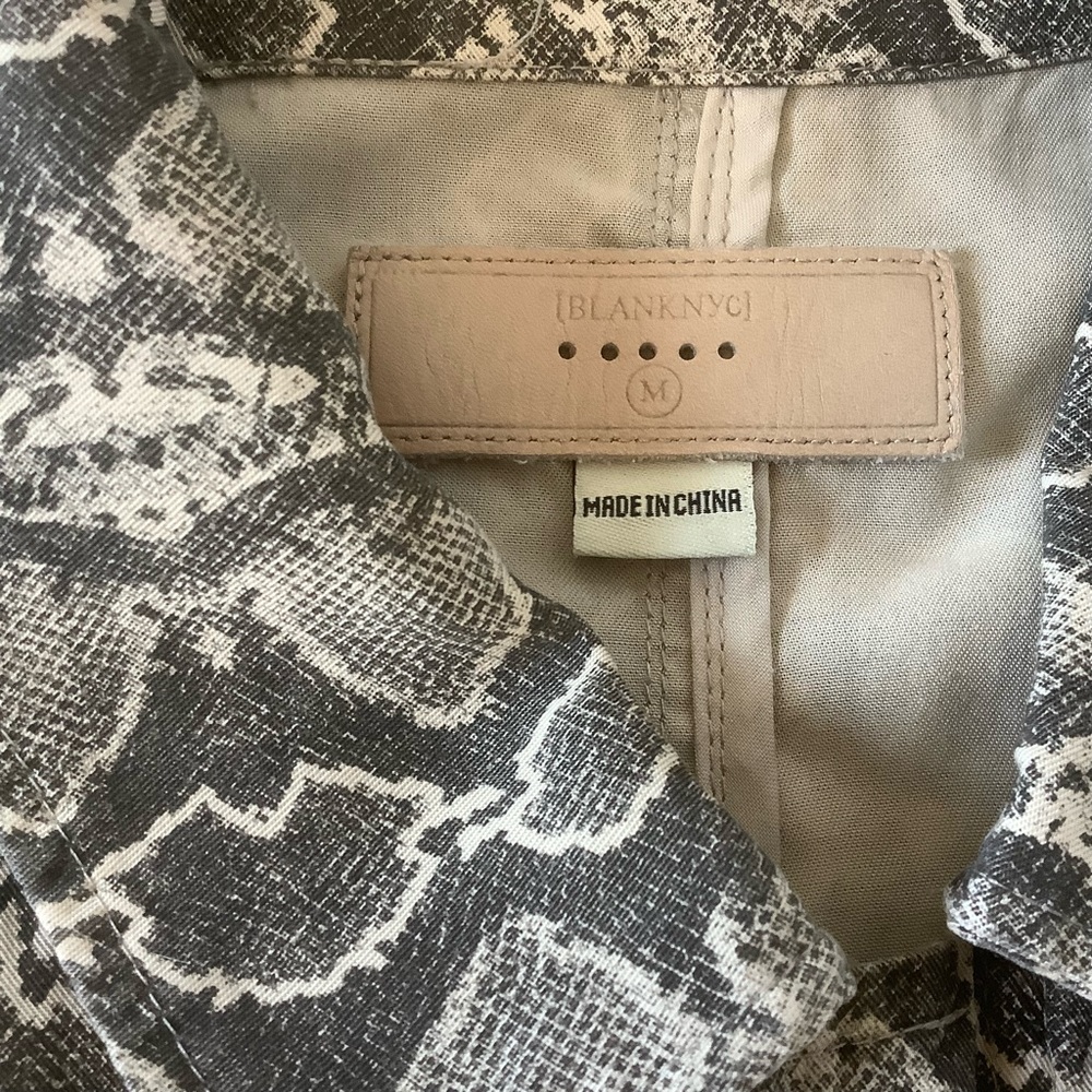 Blank NYC soft snakeskin cropped zipper jacket lightweight size medium - Picture 5 of 9